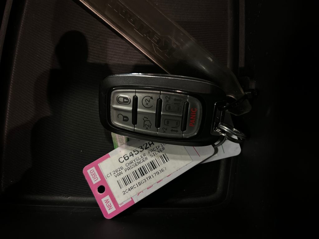 Used 2026 Chrysler Pacifica Select image 21