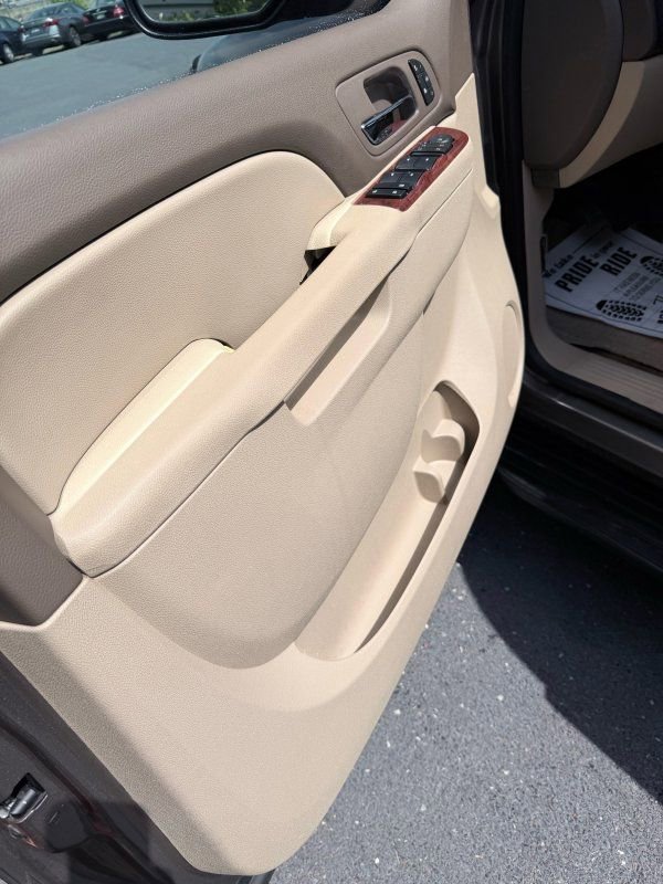 Used 2013 Chevrolet Suburban LT image 8