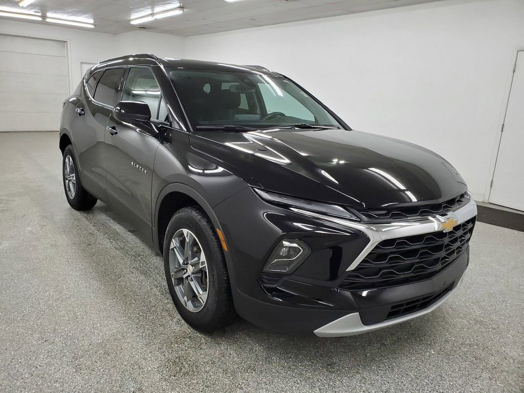 Used 2024 Chevrolet Blazer LT w/ Convenience Package FWD image 3