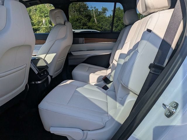 New 2027 Cadillac Vistiq Sport w/ LPO, Floor Liner Package AWD/4WD image 15