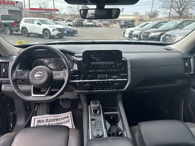 Used 2025 Nissan Pathfinder SL AWD/4WD image 21