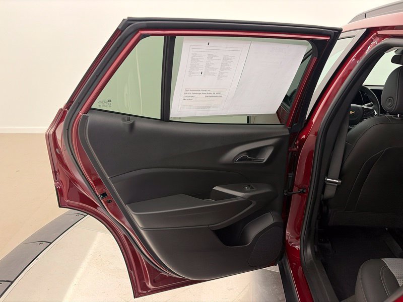 Used 2024 Chevrolet Trax LT w/ Sunroof Package FWD image 11