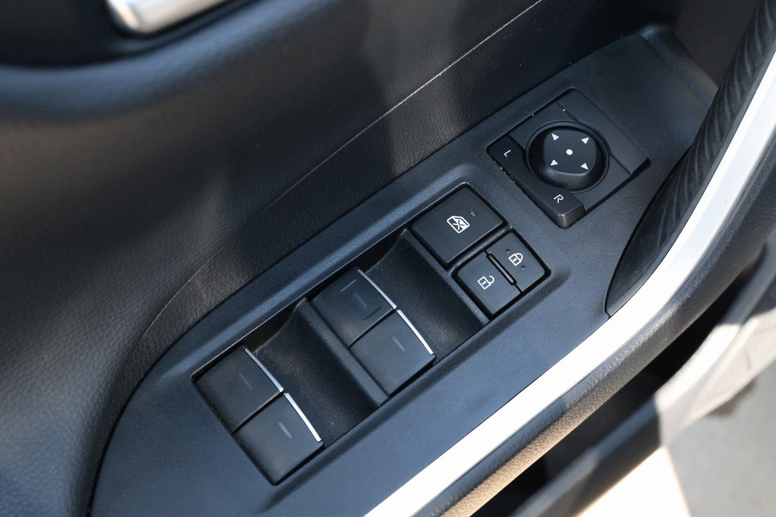 Used 2025 Toyota RAV4 Limited image 28