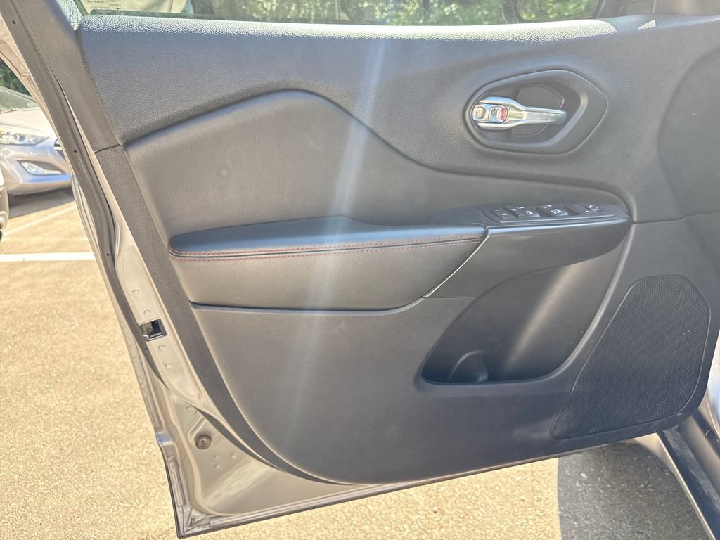 Used 2021 Jeep Cherokee Trailhawk AWD/4WD image 16