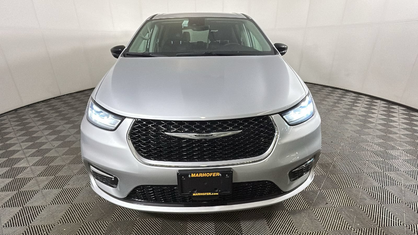 Used 2024 Chrysler Pacifica Touring-L FWD image 8