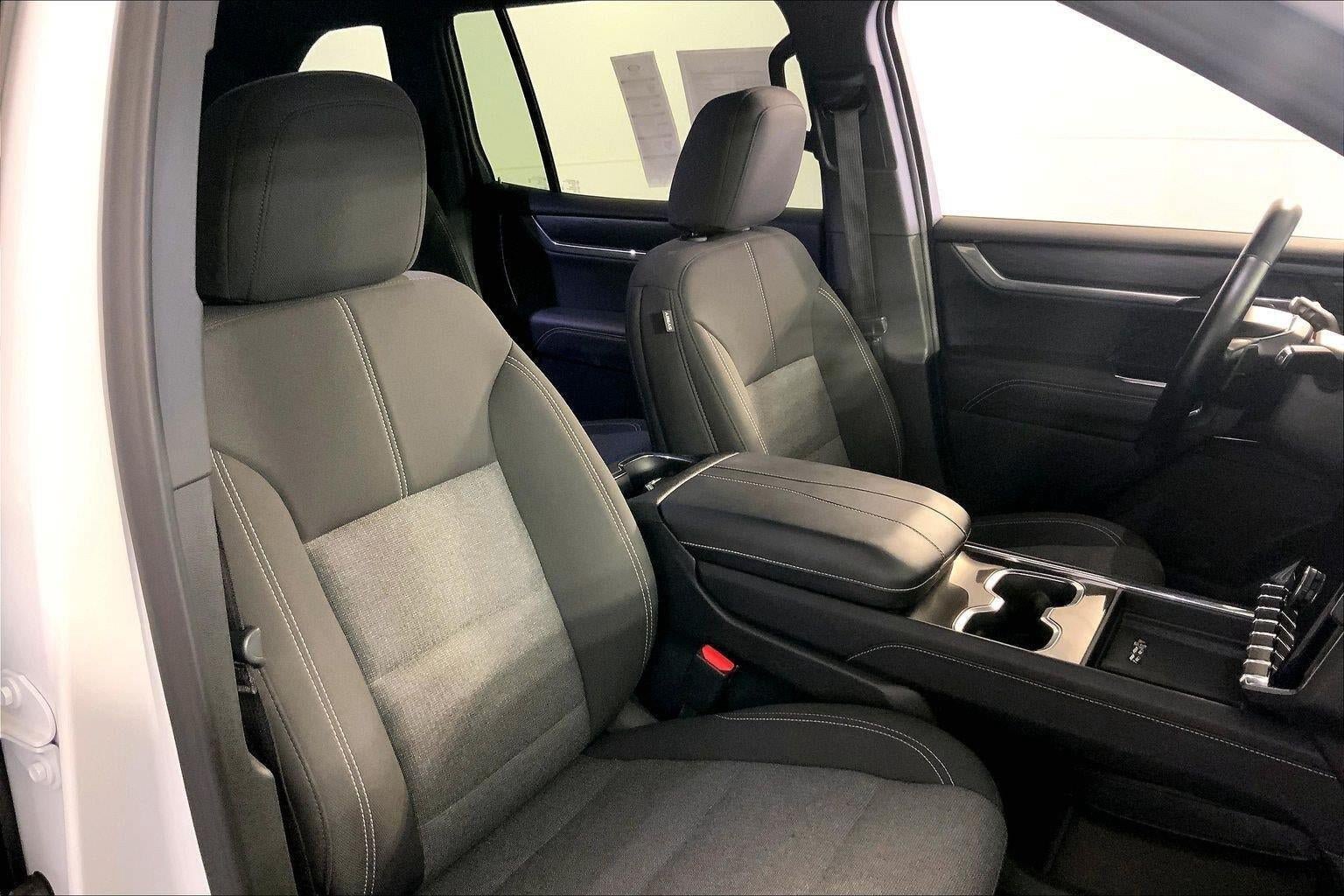 Used 2025 GMC Acadia Elevation AWD/4WD image 32