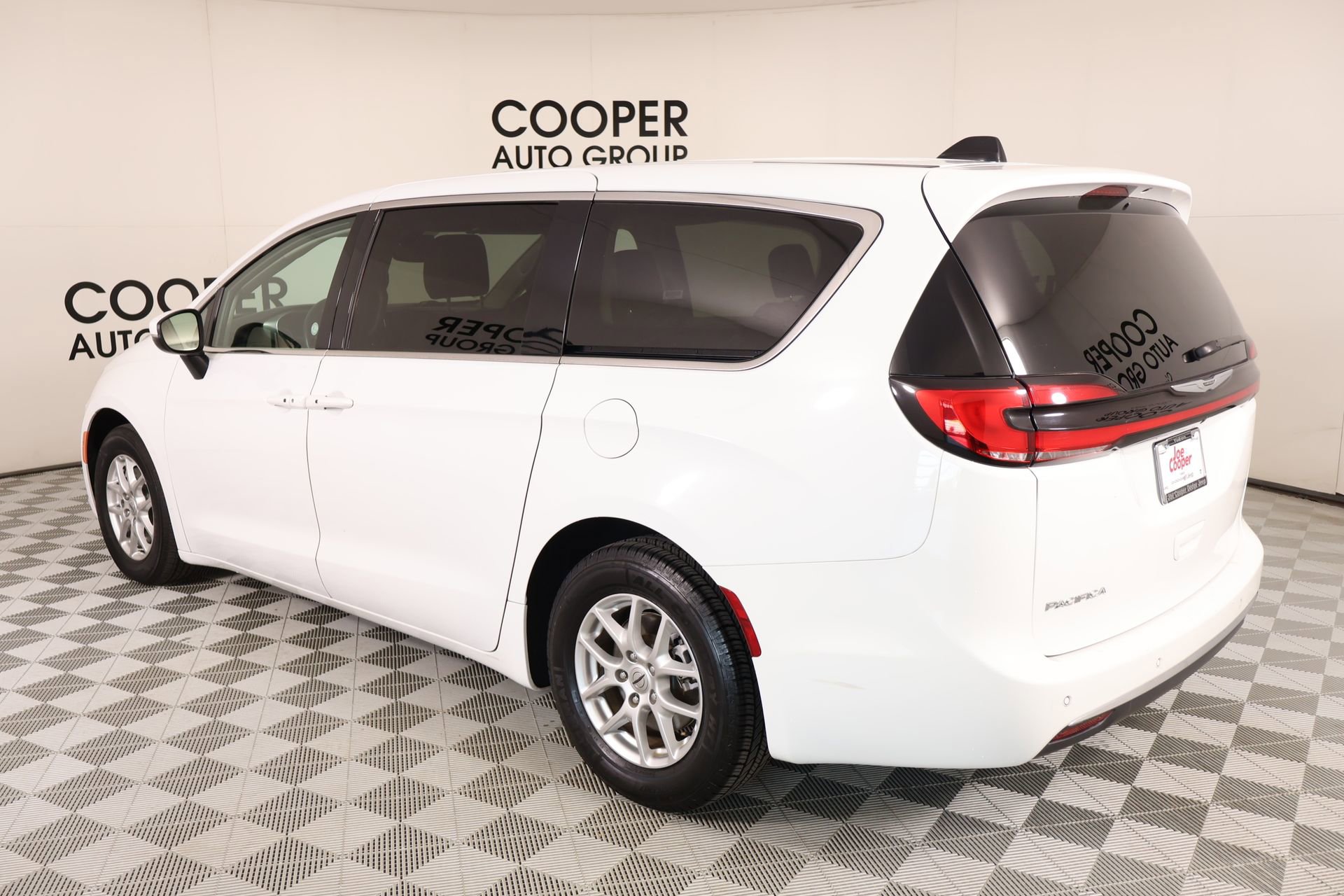 Used 2023 Chrysler Pacifica Touring-L FWD image 23