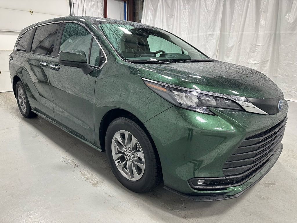 Used 2025 Toyota Sienna XLE image 1
