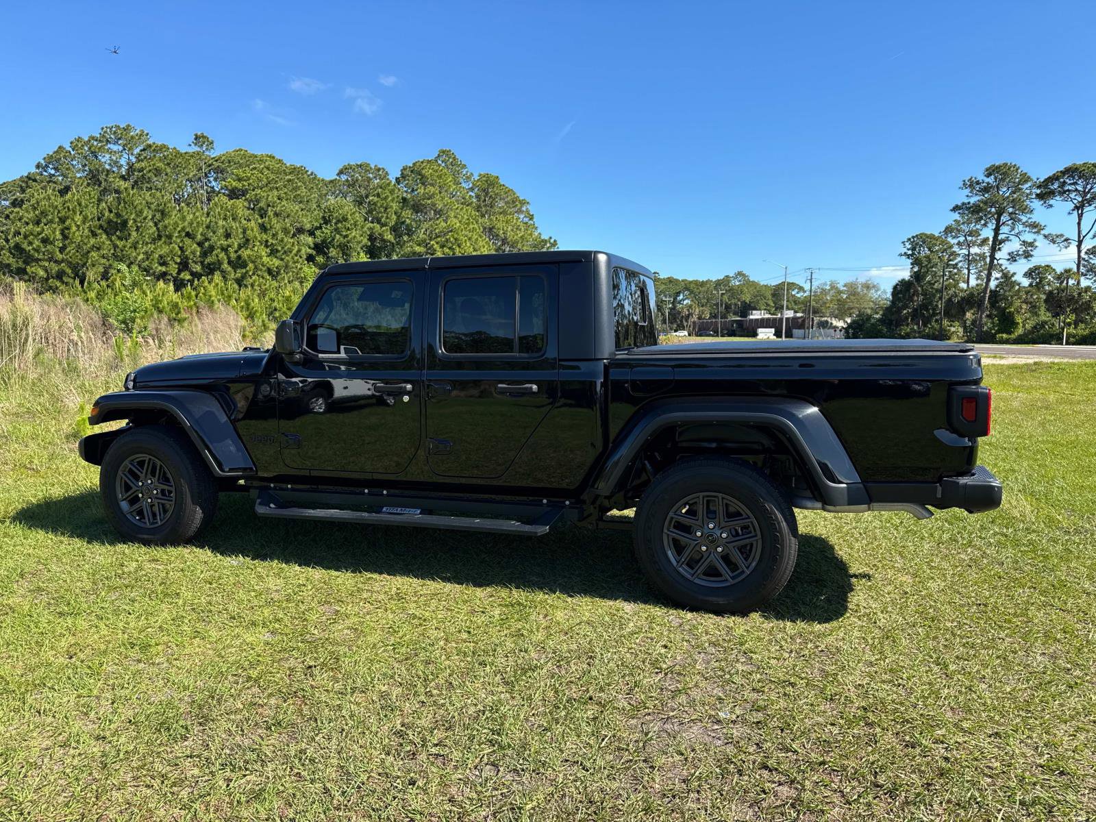 Certified 2024 Jeep Gladiator Sport AWD/4WD image 5
