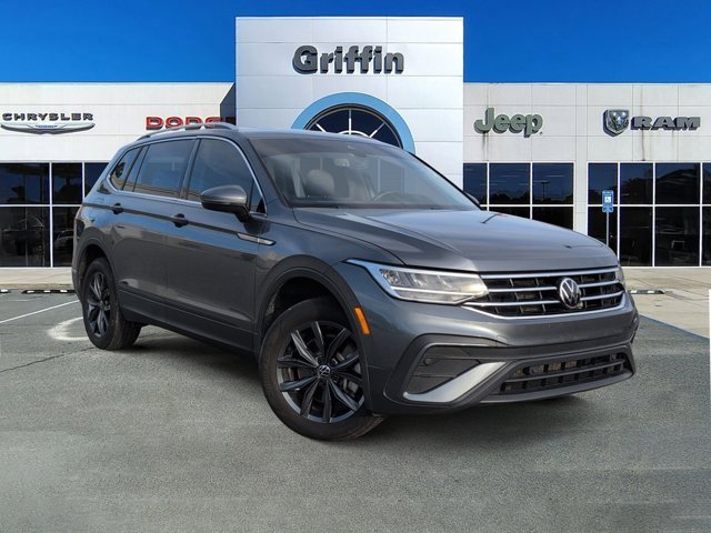 Used 2023 Volkswagen Tiguan SE image 2