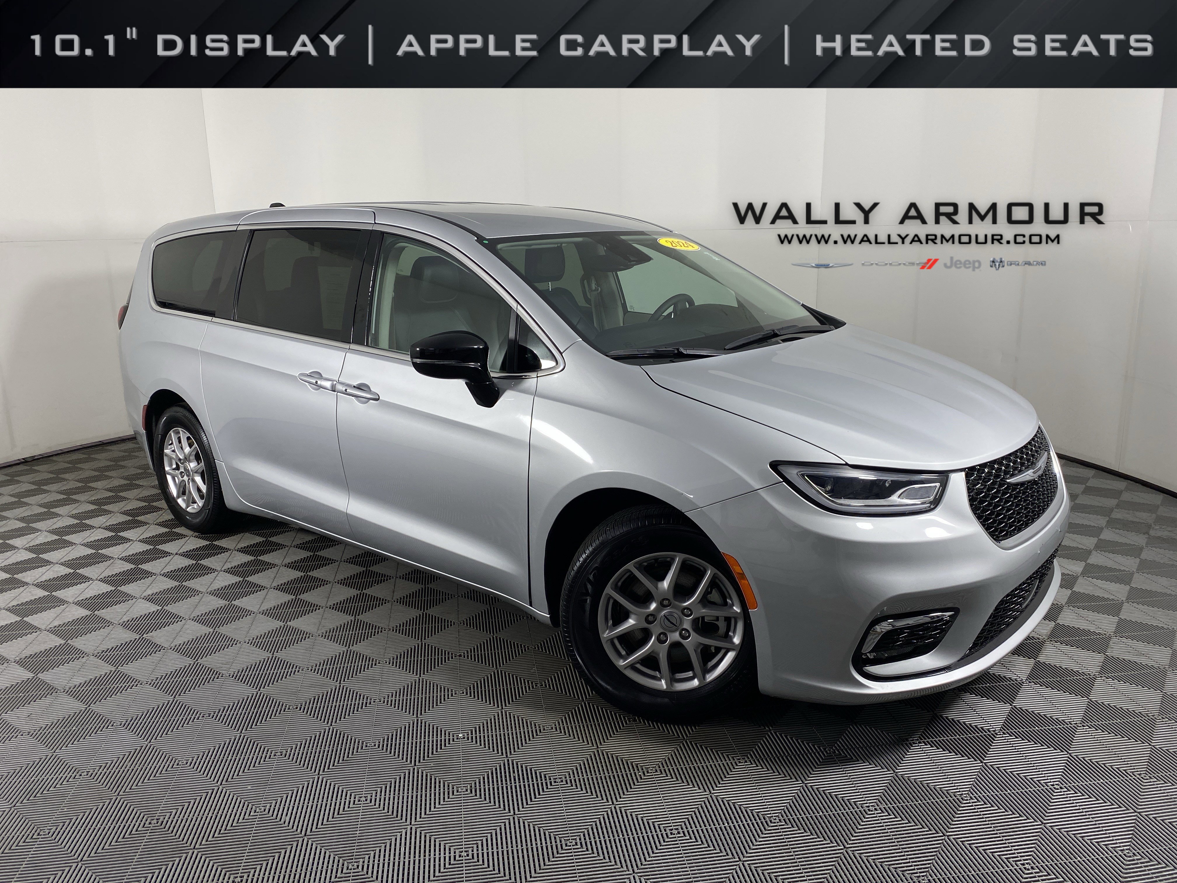 Used 2024 Chrysler Pacifica Touring-L image 1