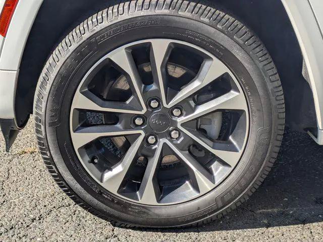 Certified 2022 Jeep Grand Cherokee L Overland w/ Luxury Tech Group IV AWD/4WD image 9