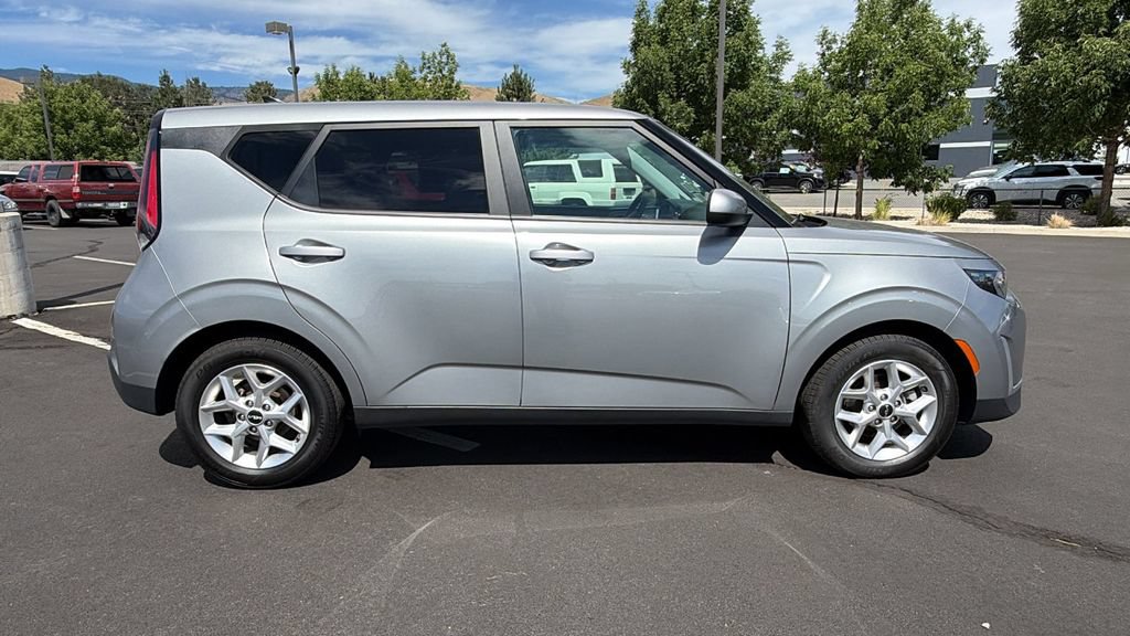 Used 2024 Kia Soul LX w/ Option Group 015 FWD image 2