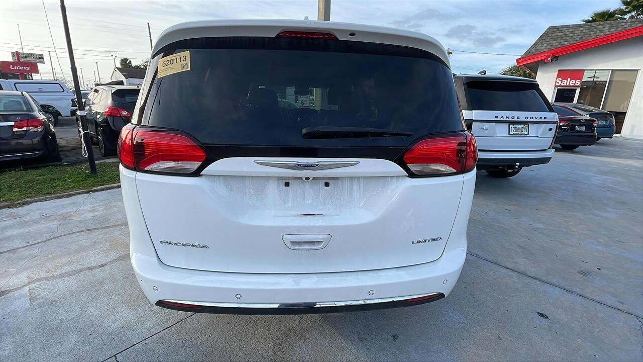 Used 2020 Chrysler Pacifica Limited FWD image 3