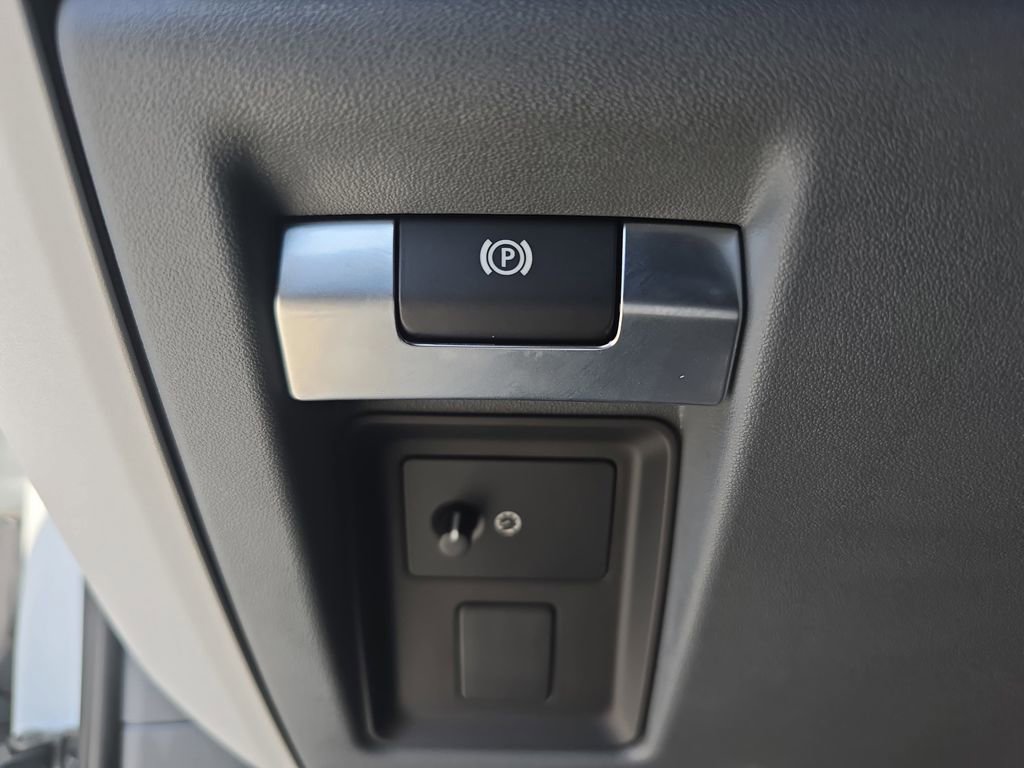 Used 2025 Land Rover Defender 90 X-Dynamic SE image 26