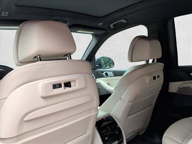 Used 2021 BMW X7 M50i AWD/4WD image 17