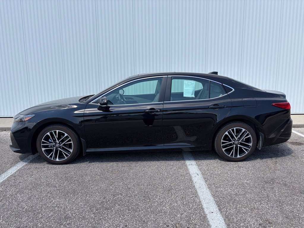 Used 2025 Toyota Camry XLE AWD/4WD image 2