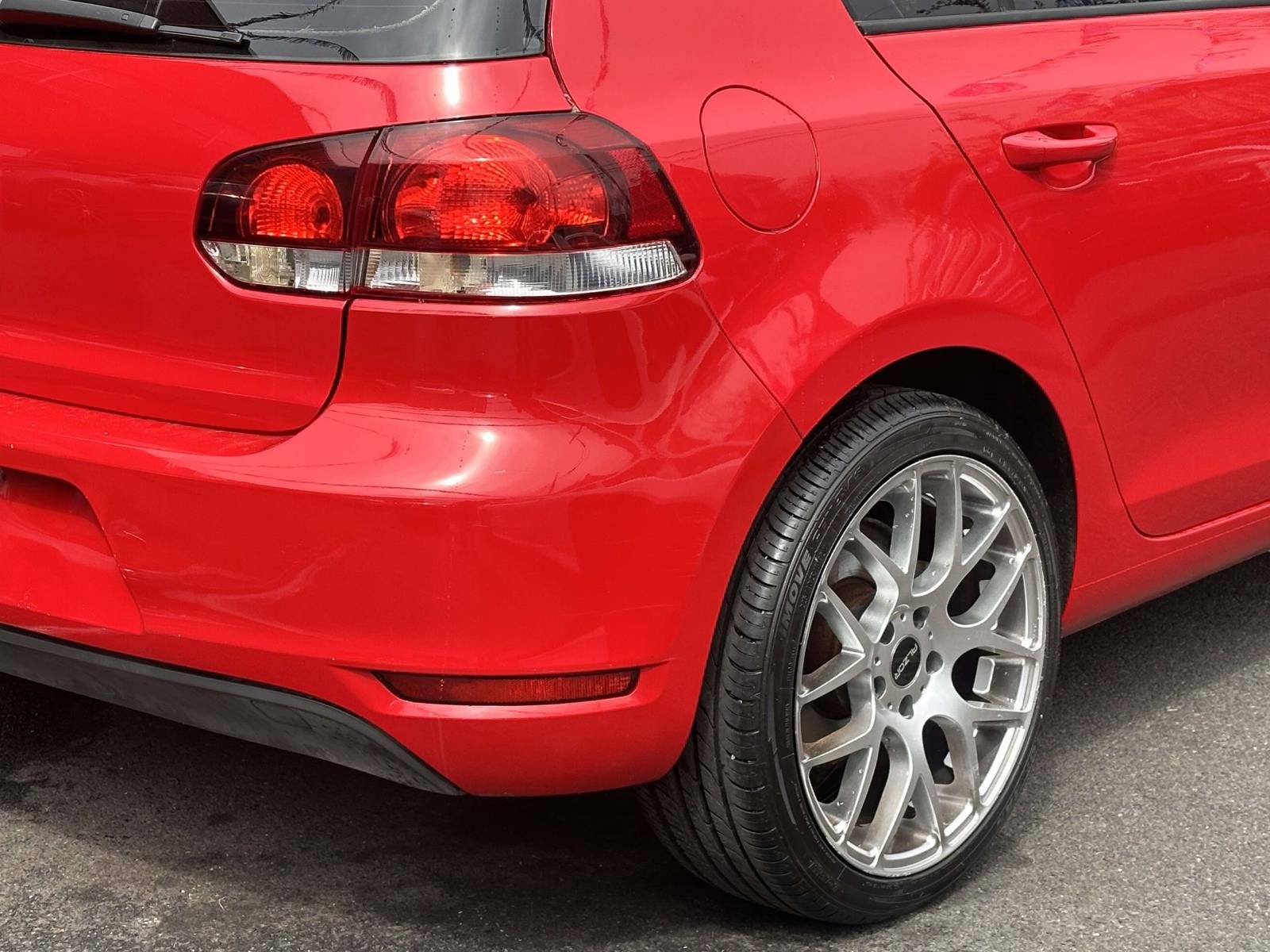 Used 2012 Volkswagen Golf 4-Door image 12