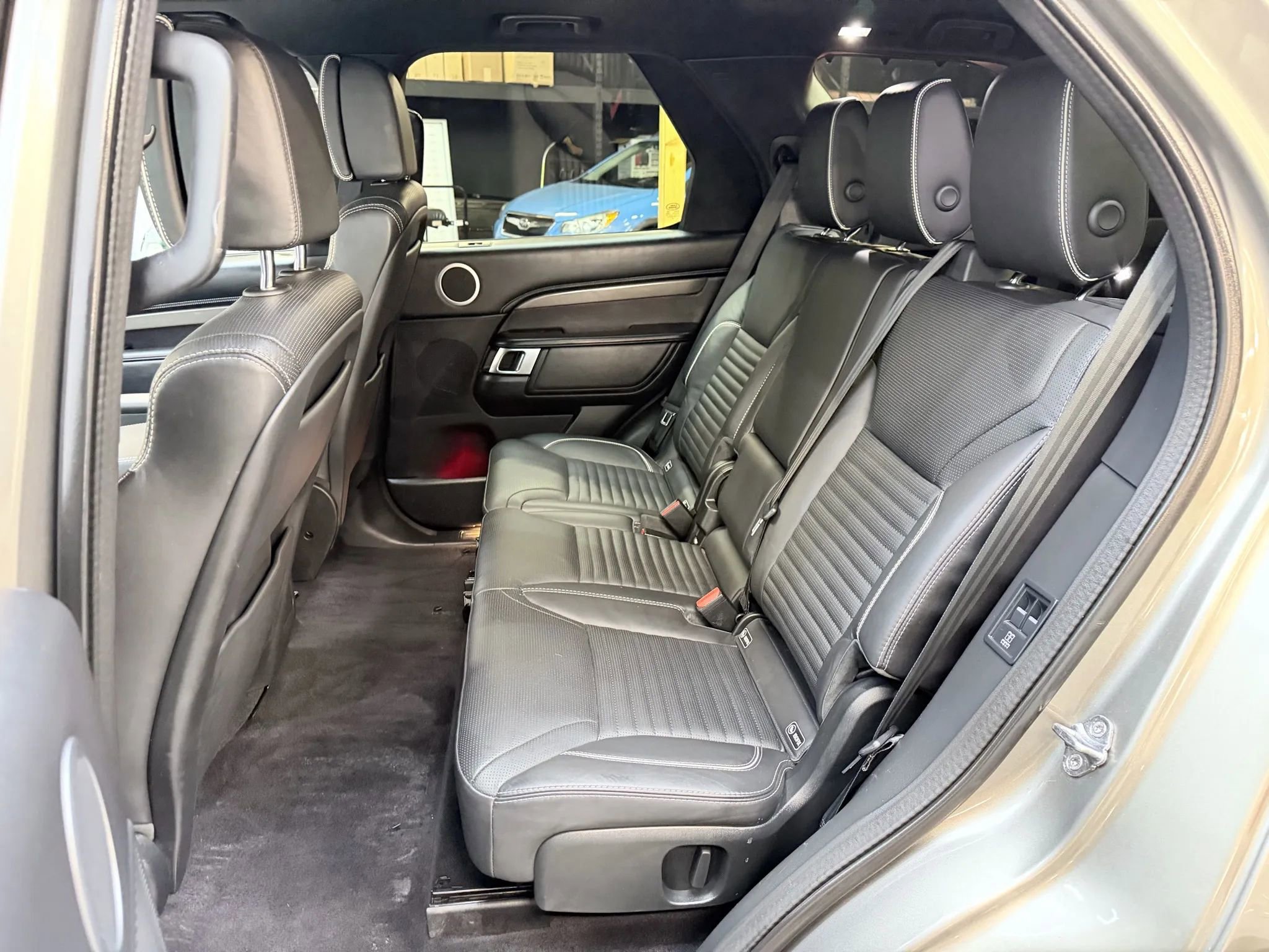 Used 2020 Land Rover Discovery HSE Luxury image 18