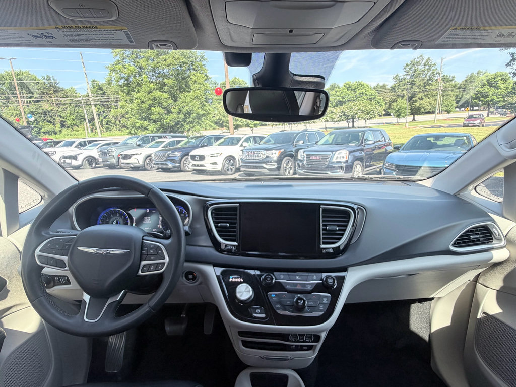 Used 2022 Chrysler Pacifica Touring-L FWD image 11