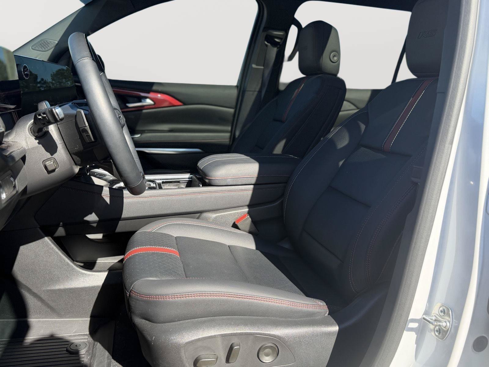Used 2025 Chevrolet Traverse RS w/ LPO, Floor Liner Package FWD image 9