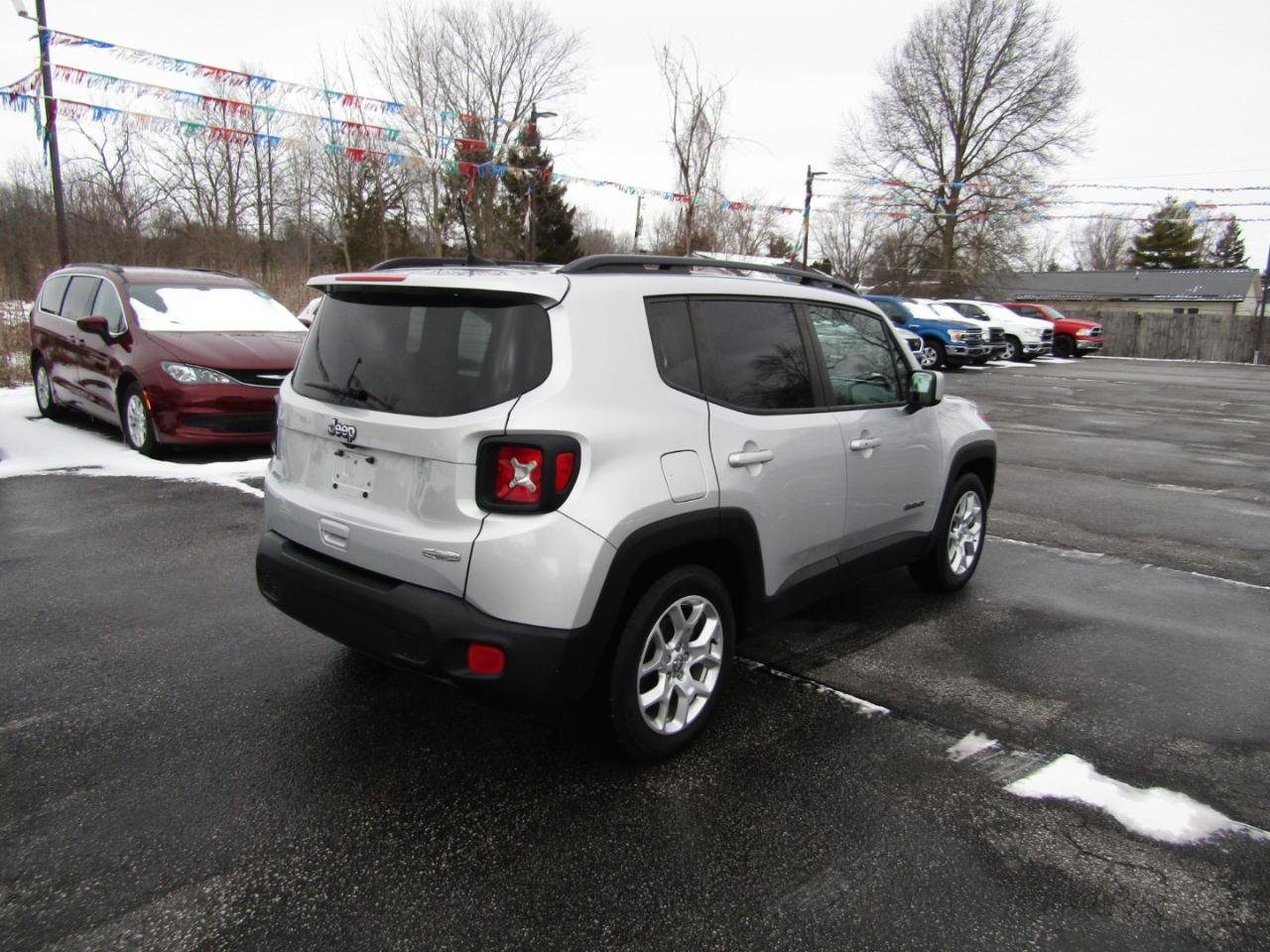 Used 2018 Jeep Renegade Latitude w/ Cold Weather Group FWD image 7