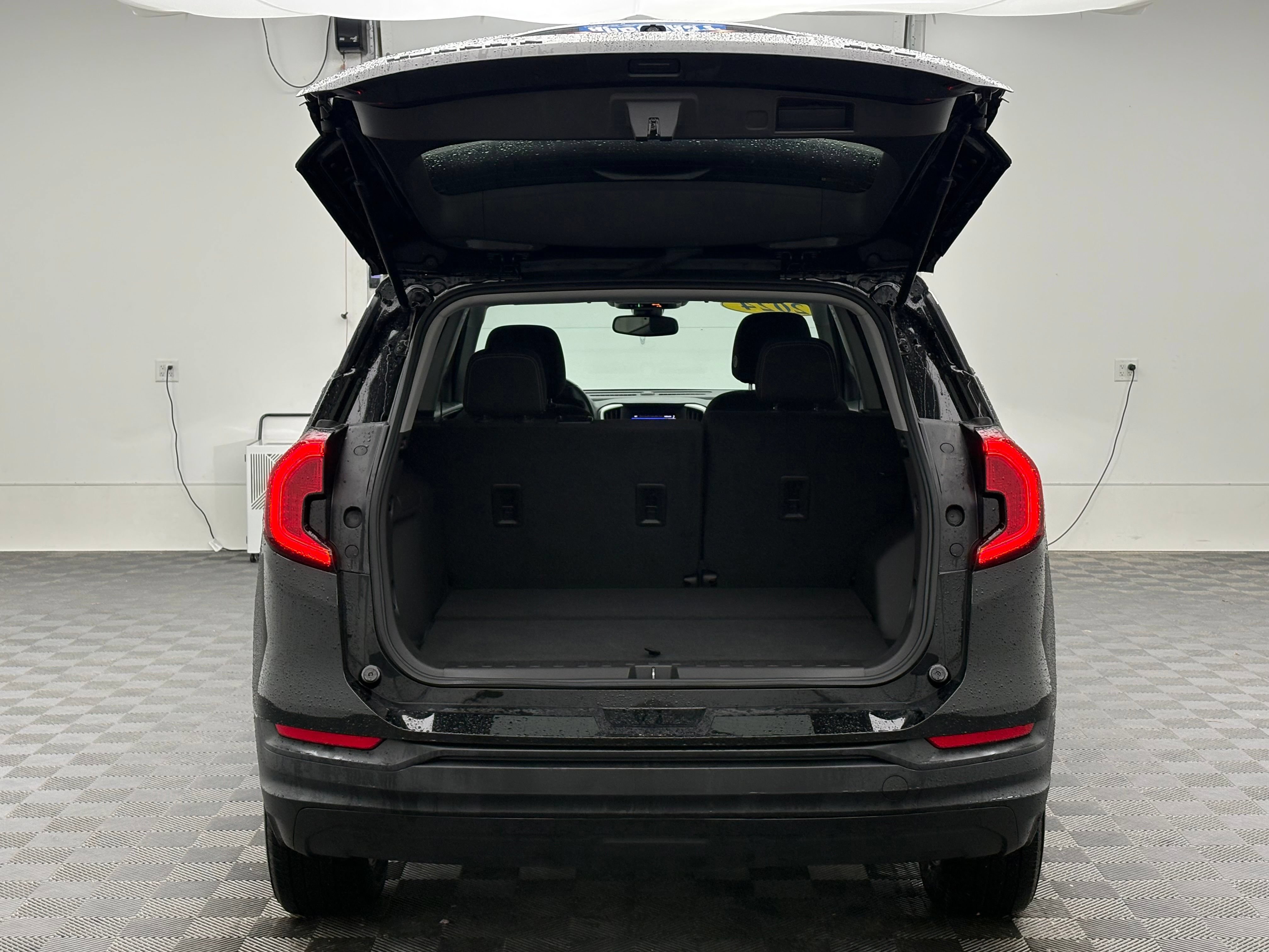 Used 2024 GMC Terrain SLE AWD/4WD image 8