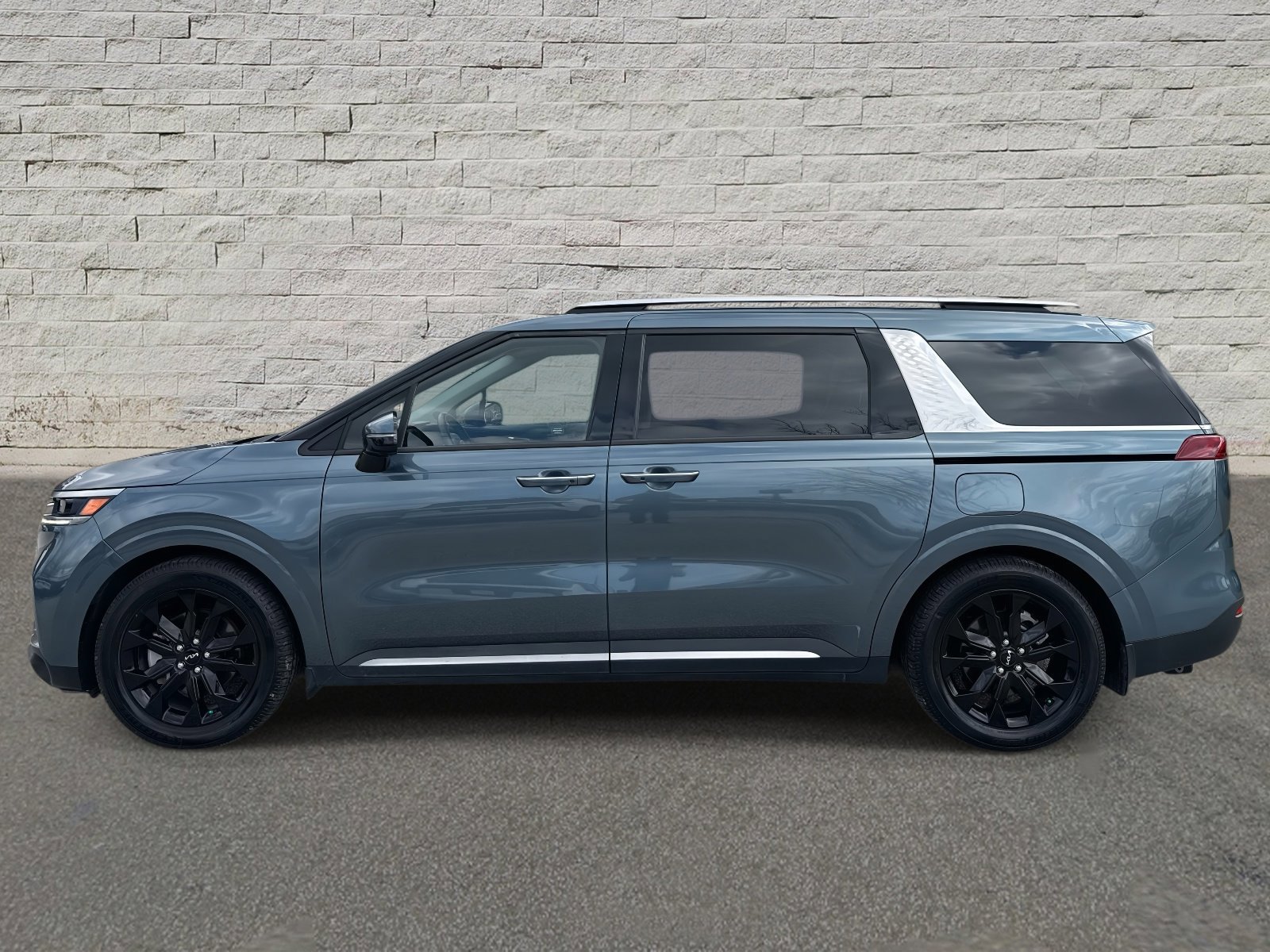 Used 2023 Kia Carnival SX image 2