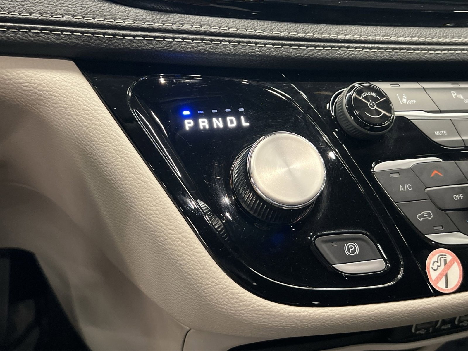 Used 2024 Chrysler Pacifica Select image 18