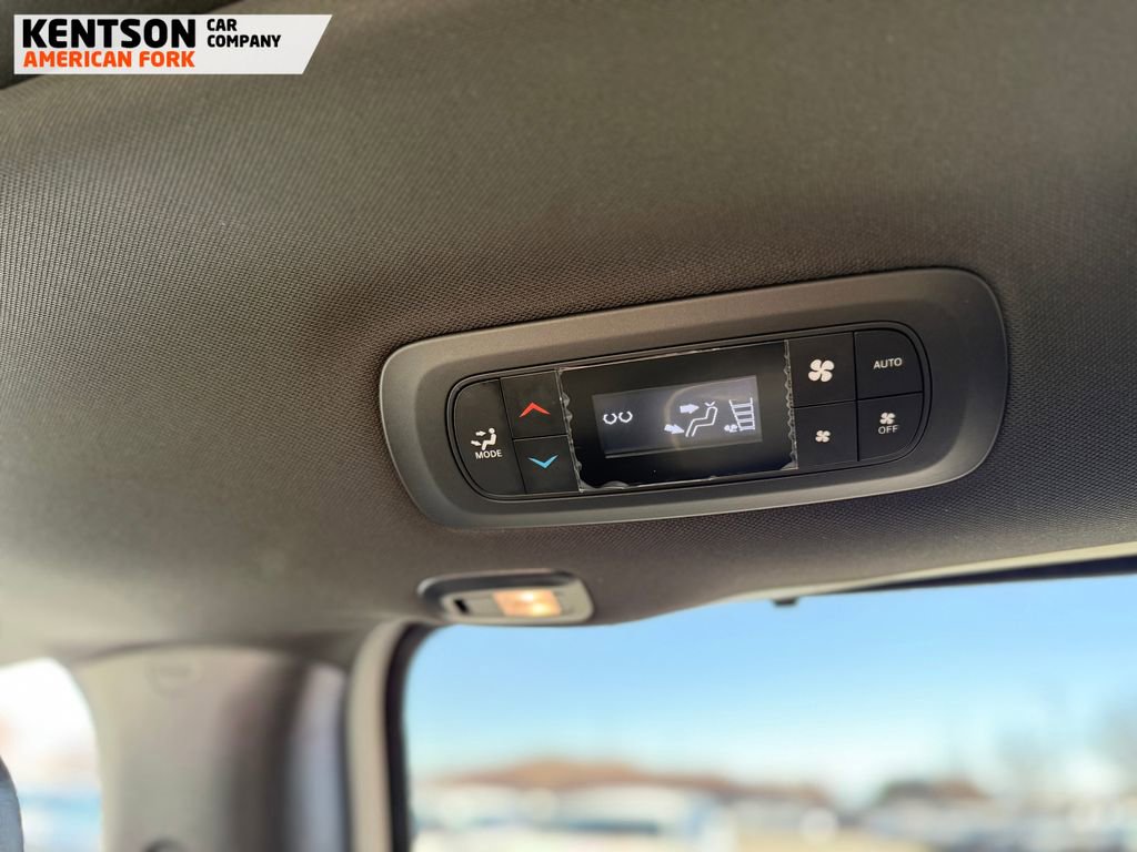 Used 2026 Chrysler Pacifica Limited image 41