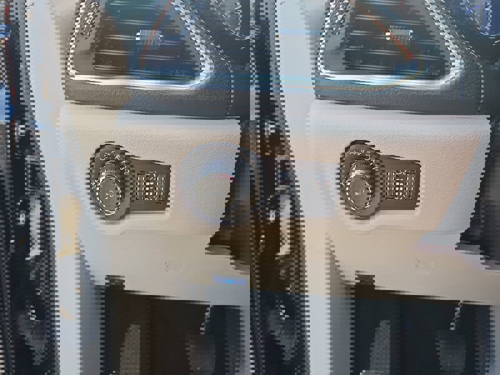 Used 2023 Chrysler Pacifica Limited w/ Uconnect Theater Family Group image 28