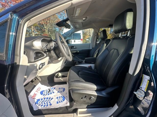 Used 2024 Chrysler Pacifica Touring-L image 23