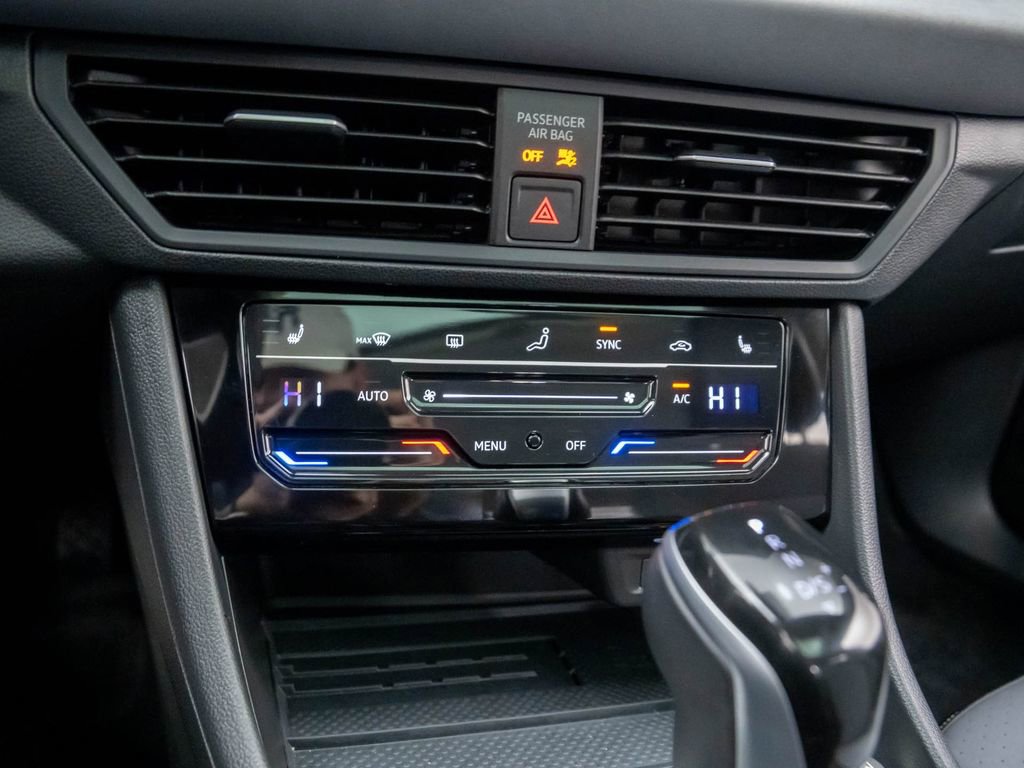 Used 2025 Volkswagen Jetta SE image 17