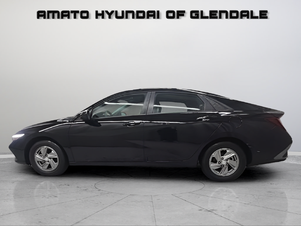 Certified 2026 Hyundai Elantra SE FWD image 3