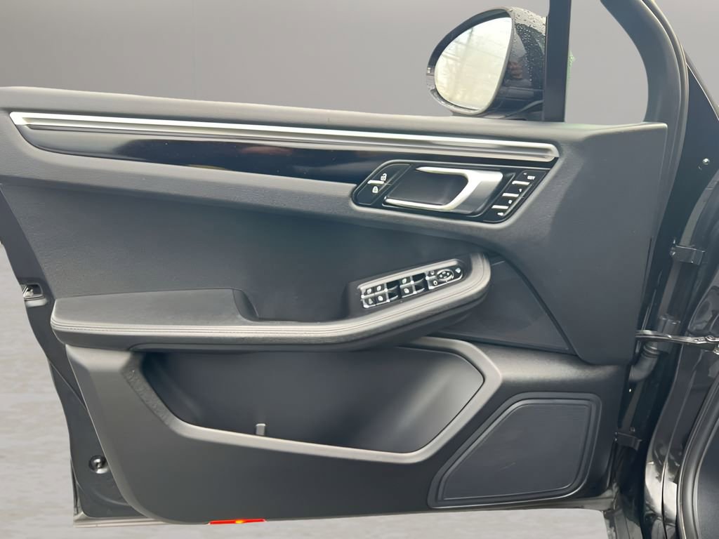 Used 2024 Porsche Macan T AWD/4WD image 26