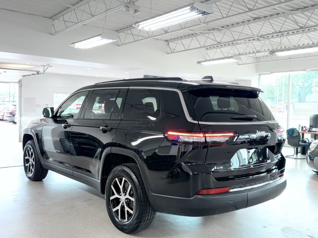 Used 2025 Jeep Grand Cherokee L Limited image 5