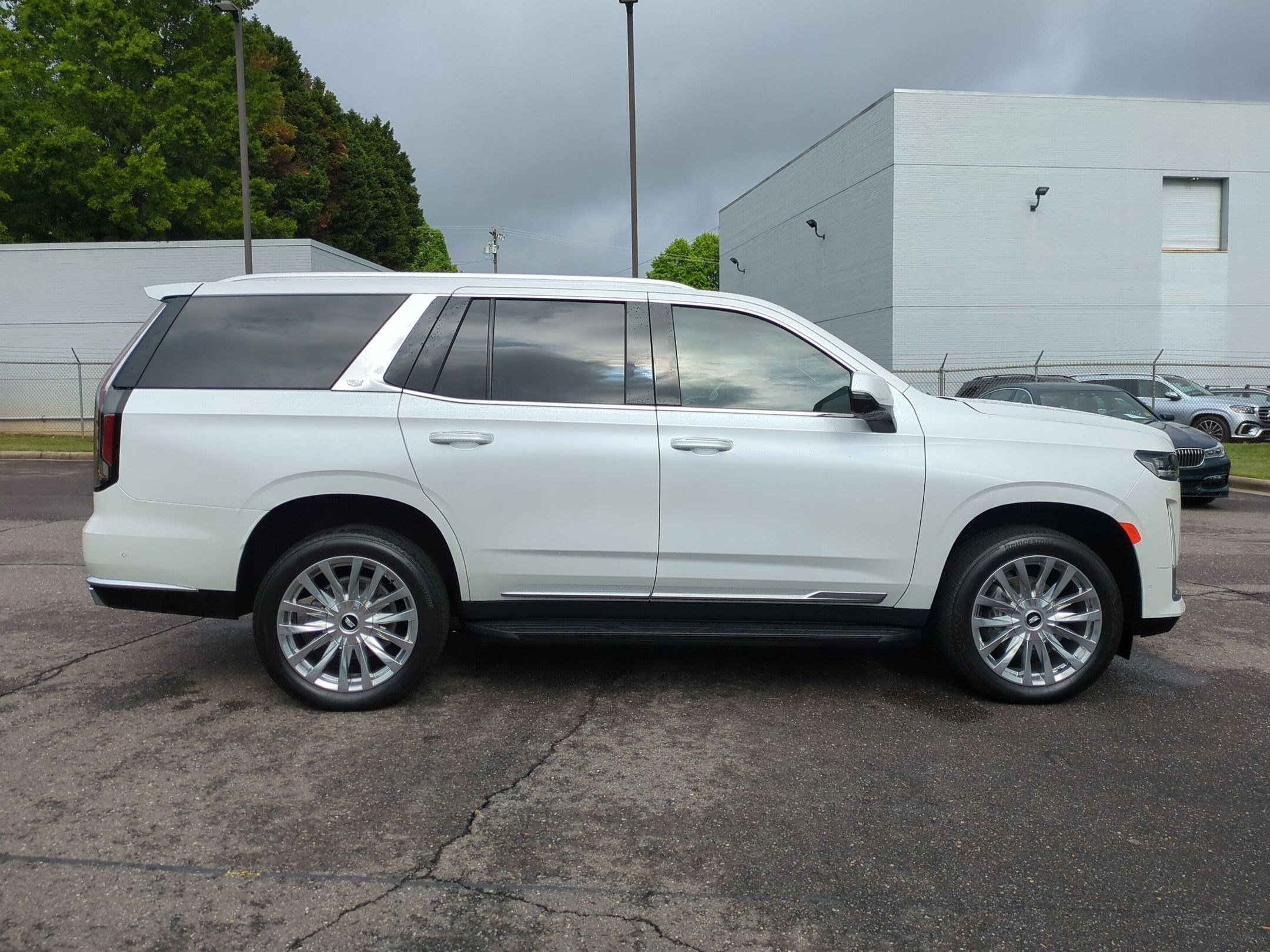 Used 2023 Cadillac Escalade Premium Luxury AWD/4WD image 3