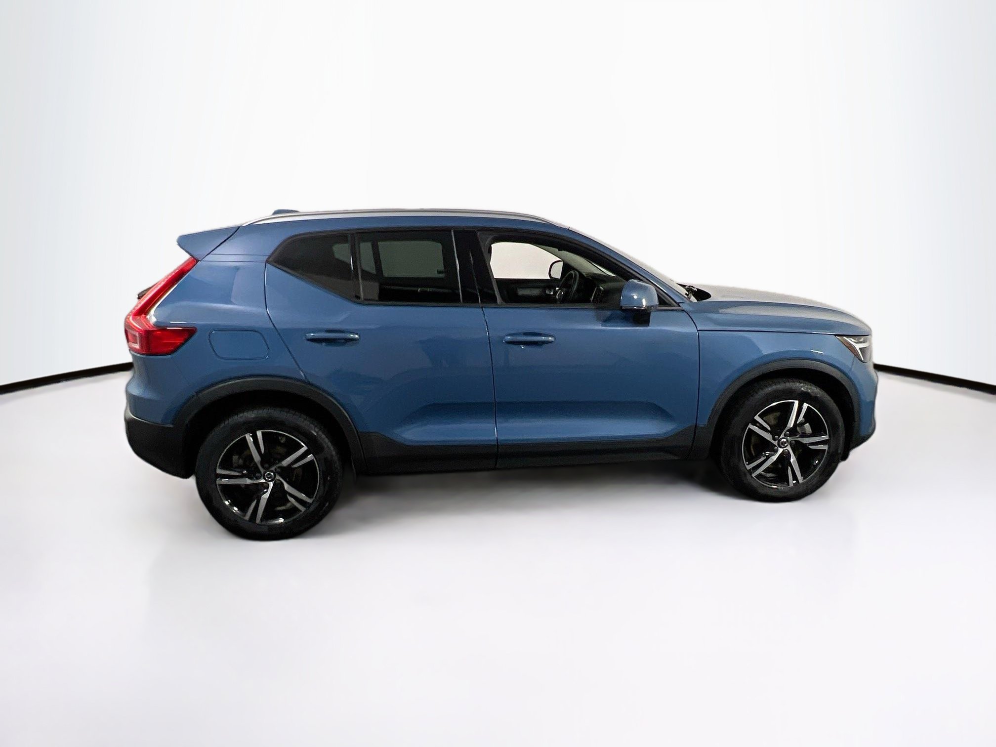 Used 2023 Volvo XC40 B5 Core w/ Convenience Package AWD/4WD image 4