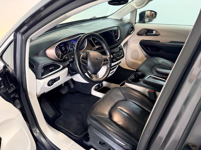 Used 2018 Chrysler Pacifica Touring-L Plus w/ Advanced Safetytec Group FWD image 20