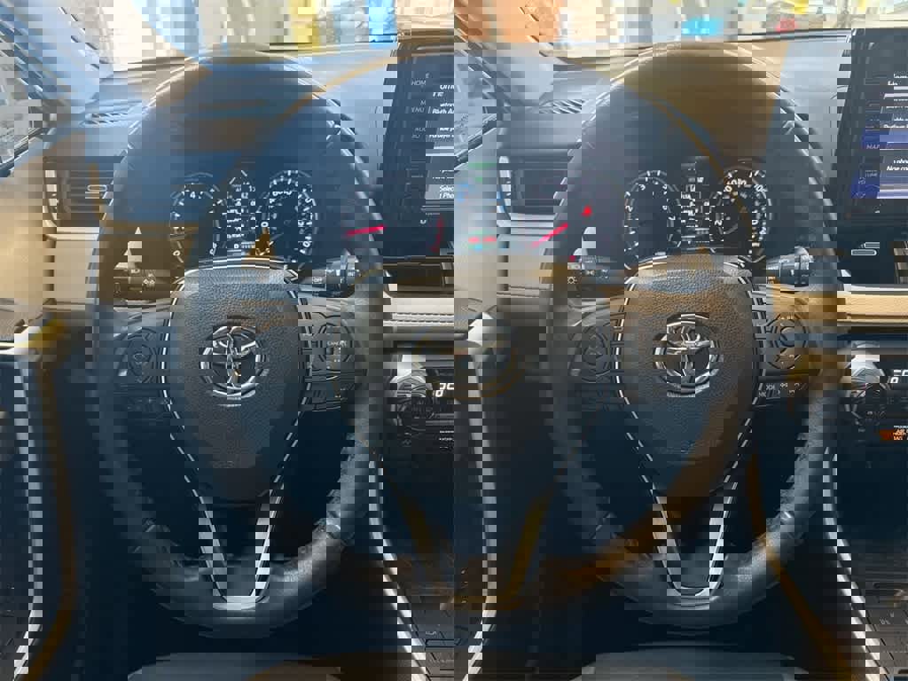 Used 2021 Toyota RAV4 XLE Premium image 24