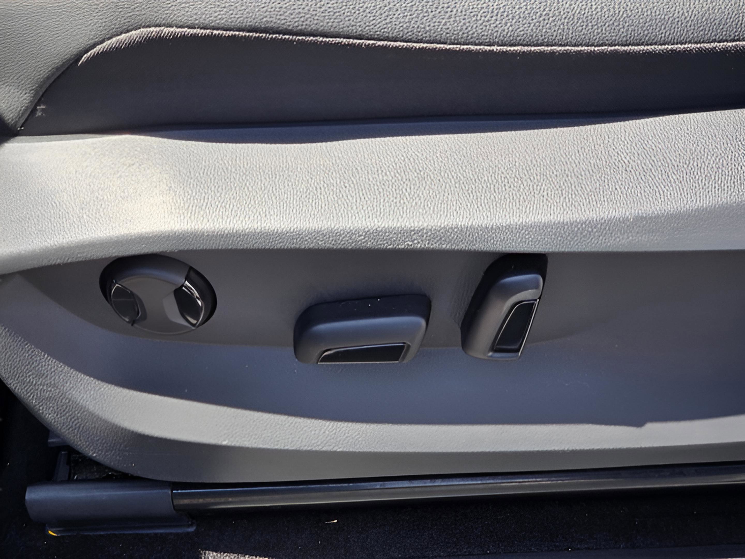 Used 2023 Volkswagen Tiguan SE image 14