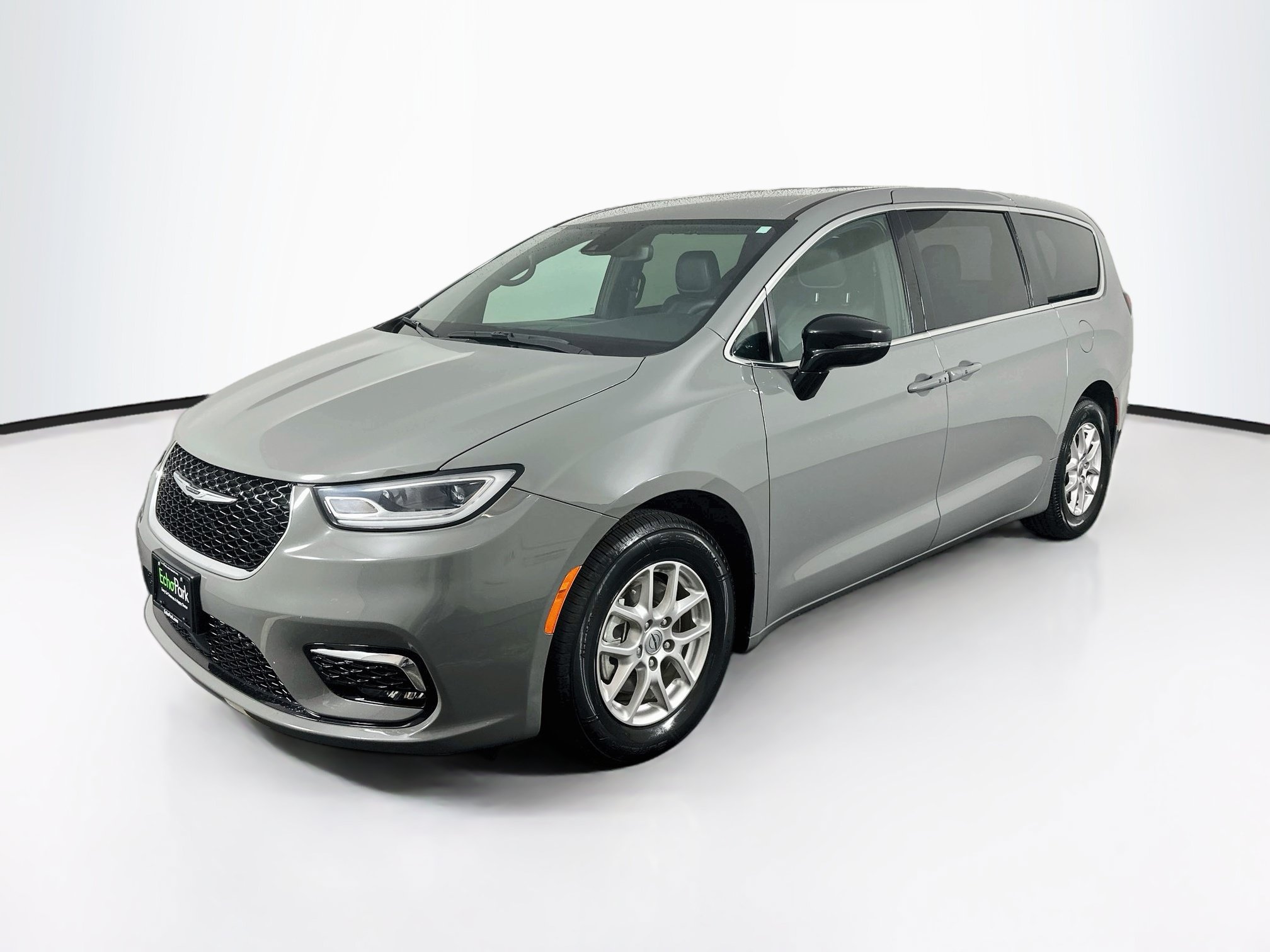 Used 2025 Chrysler Pacifica Select FWD image 3