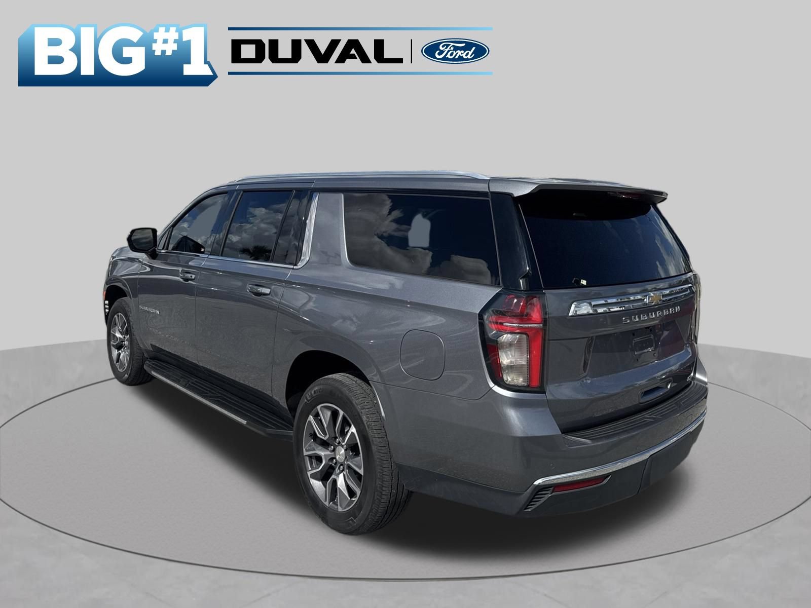 Used 2022 Chevrolet Suburban LT RWD image 3