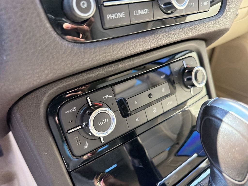 Used 2013 Volkswagen Touareg Sport image 24