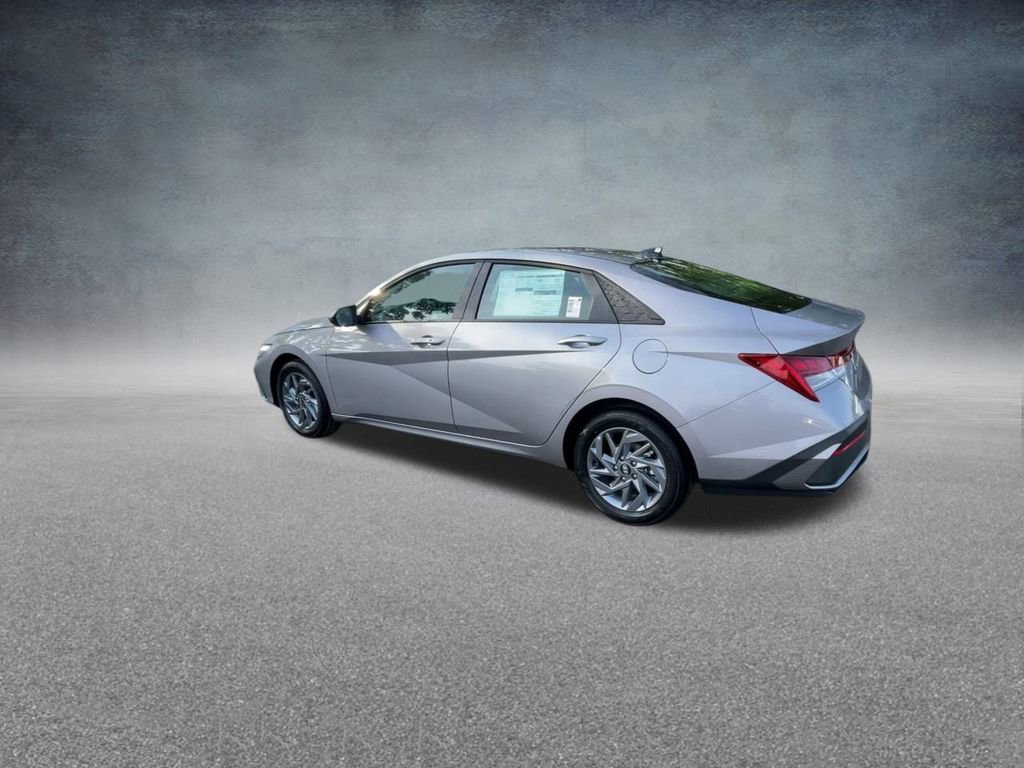 Used 2025 Hyundai Elantra Blue image 16