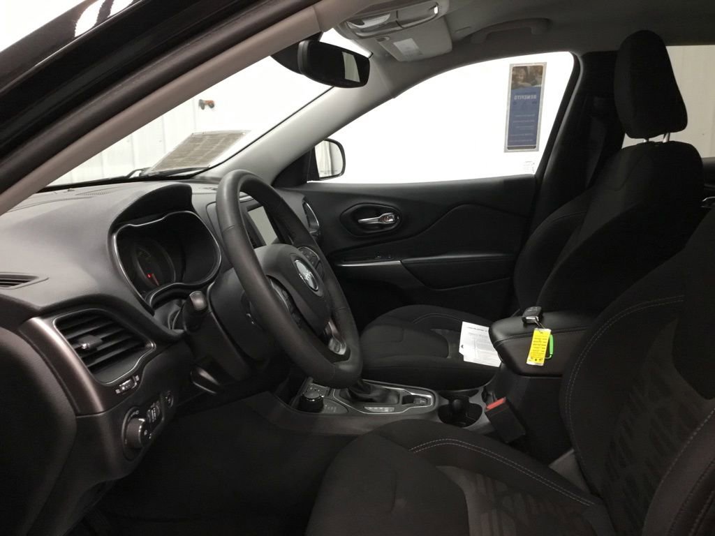 Used 2022 Jeep Cherokee Latitude w/ Comfort/Safety Group AWD/4WD image 5
