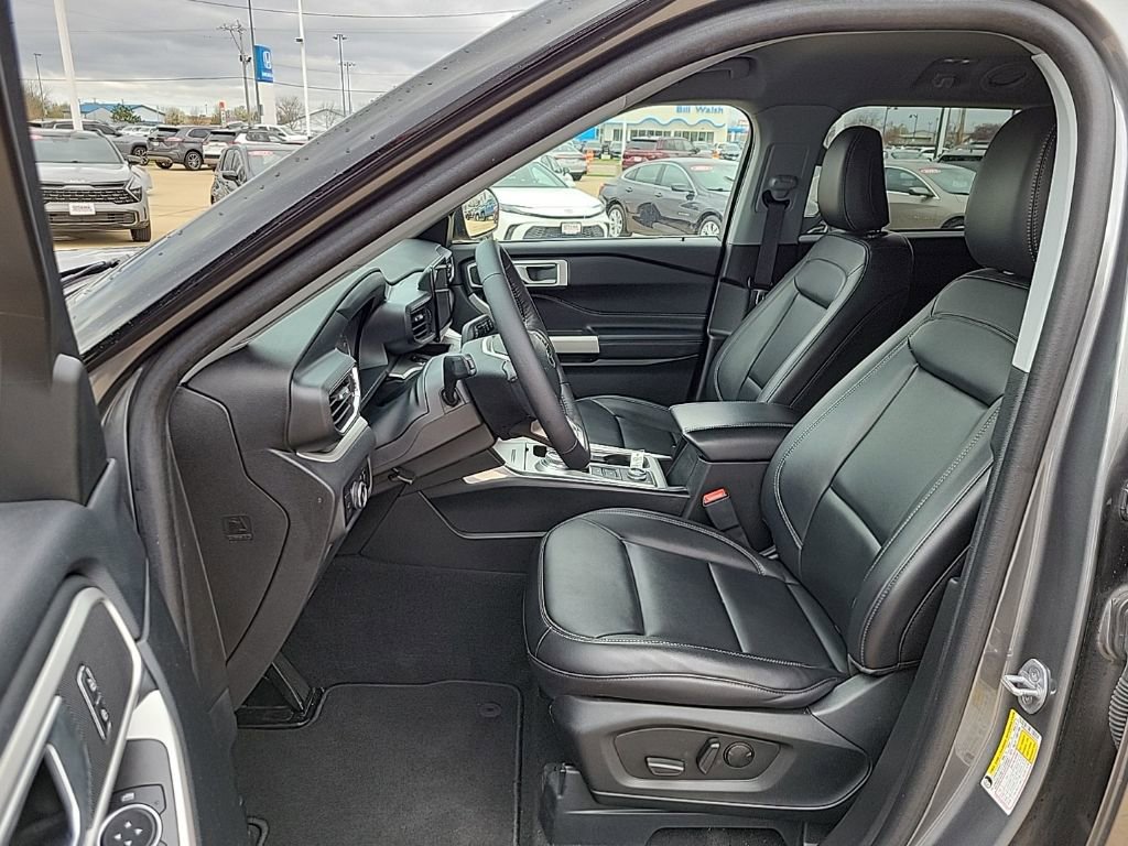 Used 2023 Ford Explorer XLT w/ Equipment Group 202A image 8