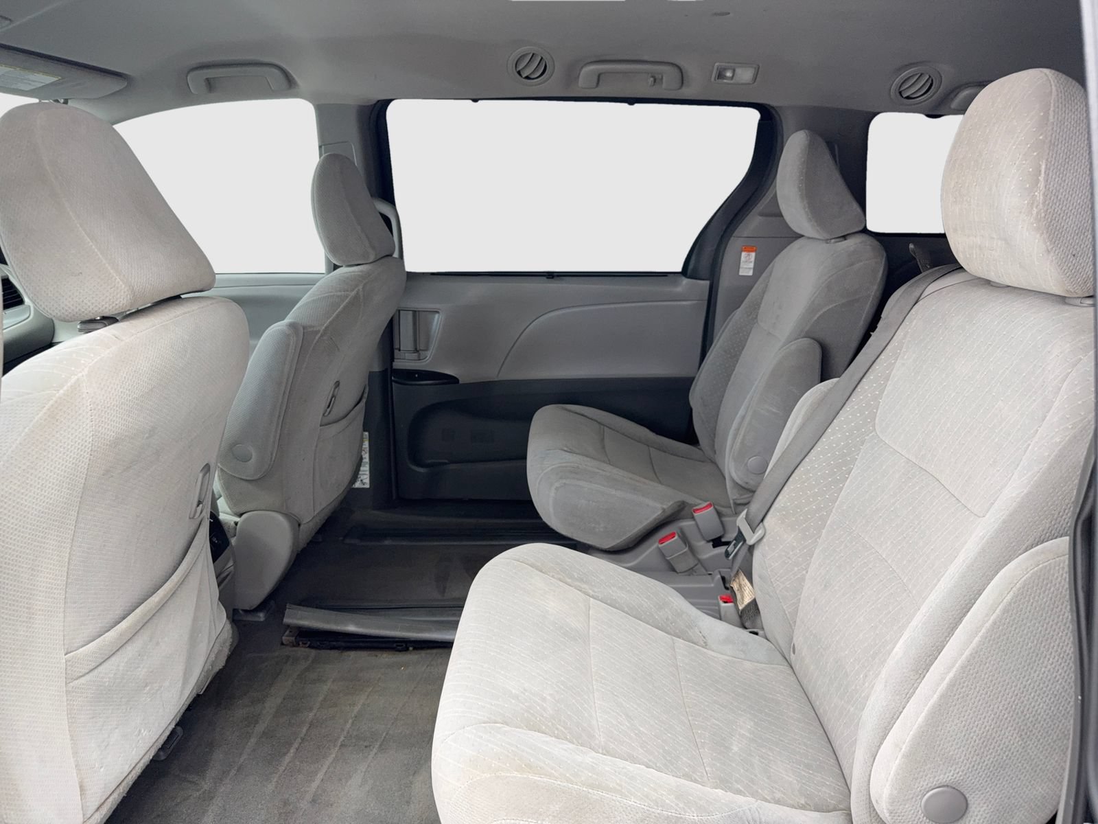 Used 2018 Toyota Sienna LE w/ Carpet Mat Package FWD image 36