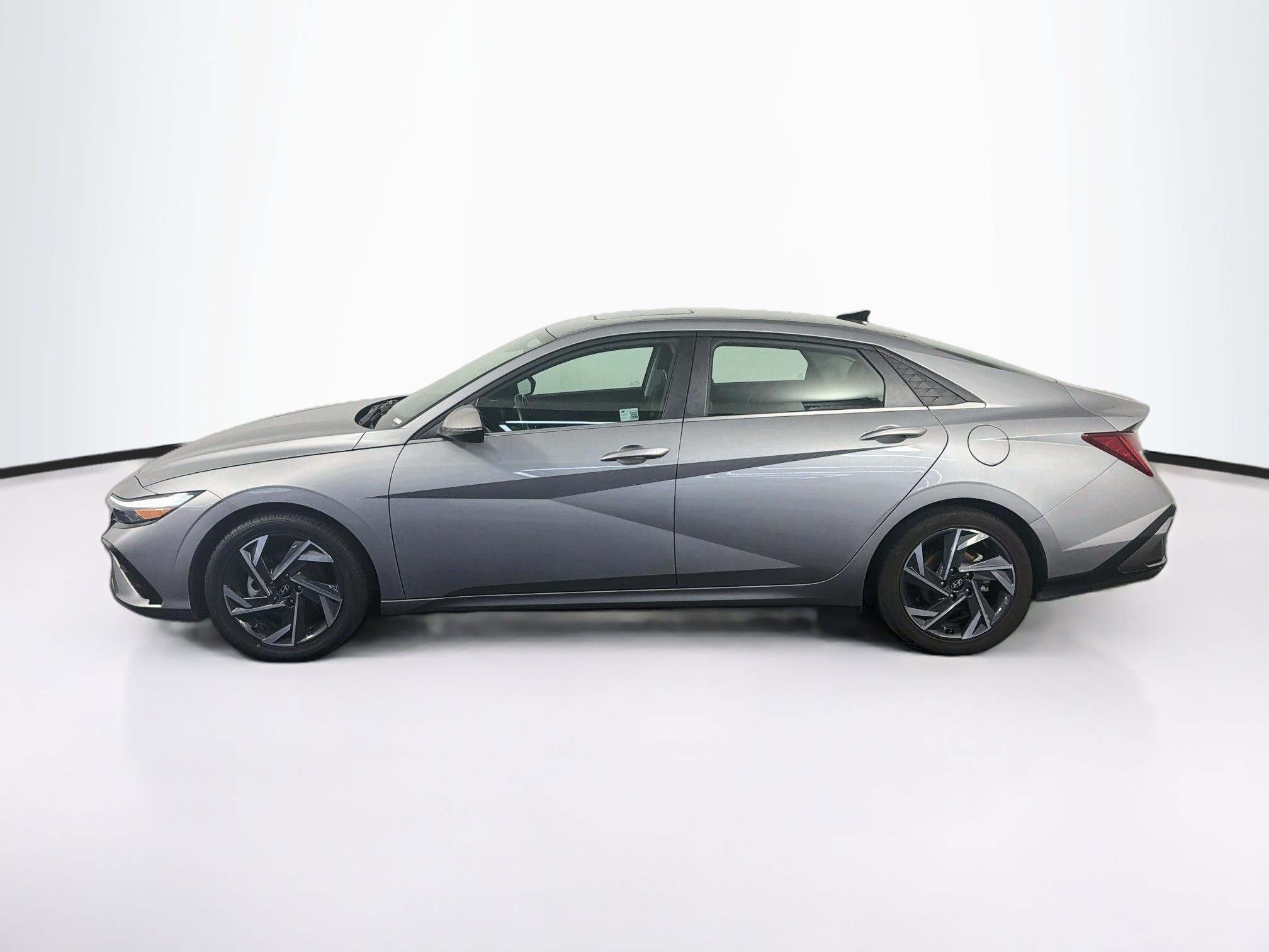Used 2025 Hyundai Elantra Limited FWD image 4