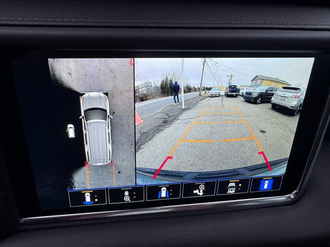 Used 2022 GMC Yukon Denali w/ Denali Premium Package image 25